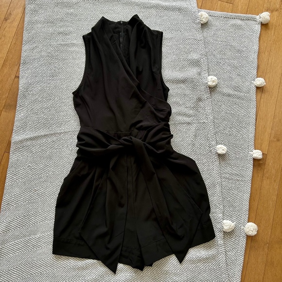 Guess ⎮ Black romper - Picture 2 of 9